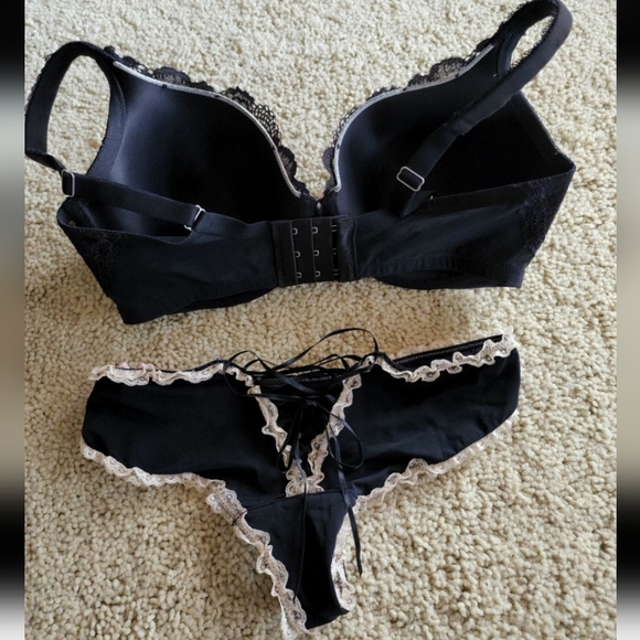 Victoria's Secret Lace Bra Panty Set NEW! - Picture 4 of 6